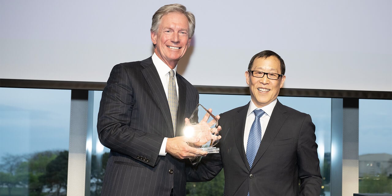 Steve Booth receiving the 2024 Distinguished Alumni Service Award from Gordon Pan at the Kellogg School of Management at Northwestern University's annual "With Gratitude" event